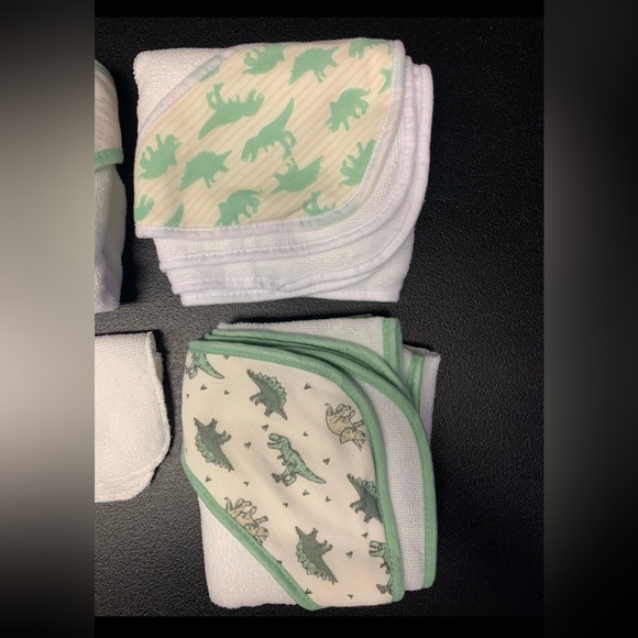3 Baby Microfiber Hooded Towels with Dinosaurs and 2 Washcloths  NWOT - Picture 3 of 3